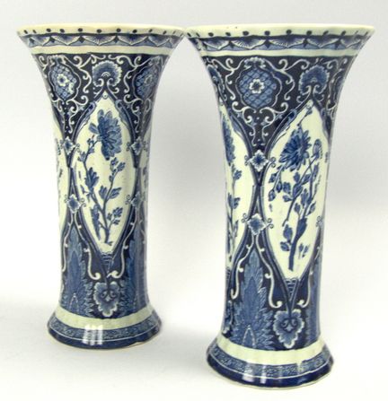 Par de jarrones con forma de trompeta en azul de D