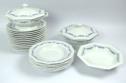 一套罗森塔尔（Rosenthal）餐具残套，应为“玛丽亚·玫瑰边·蓝色”款式，包括6个深盘、12个餐