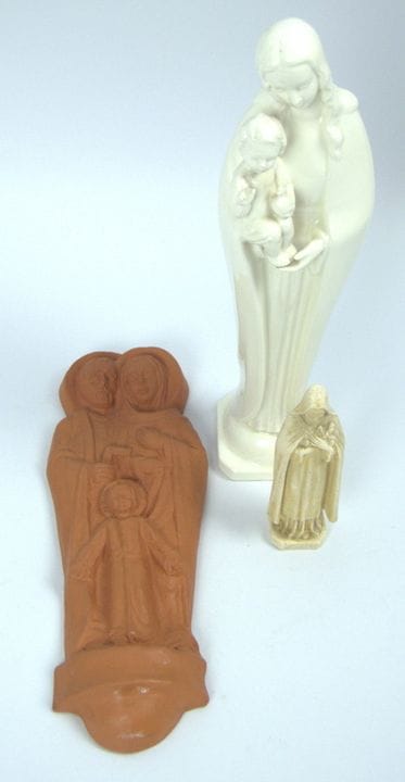 Trois figurines religieuses en céramique et en por