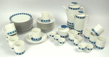 “蓝色徽章”咖啡茶具套装，包含1个咖啡壶、1个茶壶、12个餐盘、11个茶杯（配12个杯托）、2个奶壶