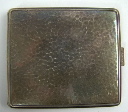 Estuche para cigarrillos de plata de alpaca.