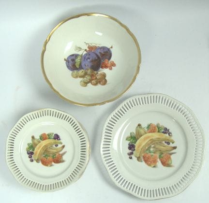 Lot瓷器，边缘为镂空设计，饰有彩色水果图案。套装包含5个蛋糕盘、1个碗和1个大盘子。