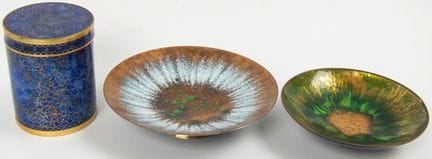 珐琅金属及铜艺作品，包括两个装饰碗和一个罐子。