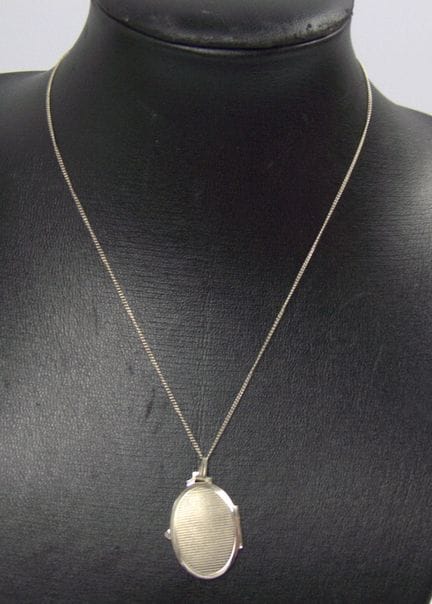 .835 sterling silver necklace with a medallion pen