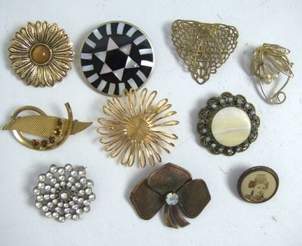 Lot of costume jewelry brooches from a liquidation