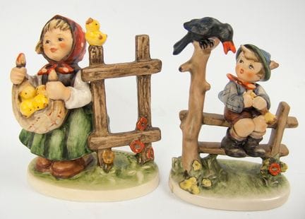 Dos figuras de M. I. Hummel de Goebel, entre ellas
