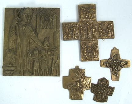 Lot de reliefs sacrés en bronze et de croix proven