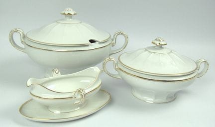K&amp;A Krautheim 牌洛特瓷器套装，包括两个带盖的汤盆和一个带金边的小碟，金边部分有