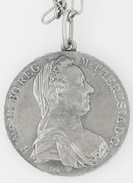 Taler de Teresa con cadena de plata (925).