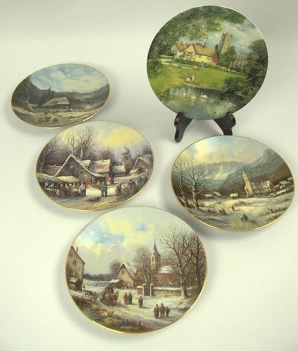 Lote de platos decorativos procedentes de una liqu