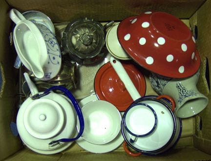 清仓处理的Lot珐琅餐具、瓷器部件等。