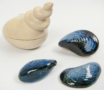 A lot of ceramics from a liquidation sale, includi