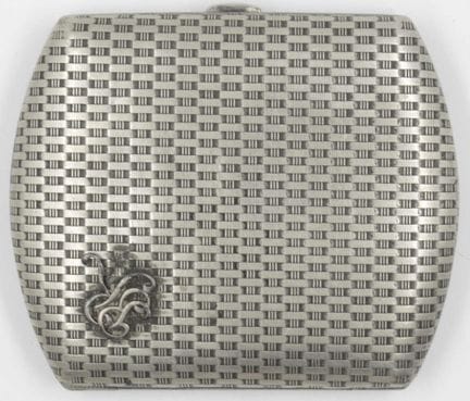 Caja de cigarrillos con diseño trenzado y monogram