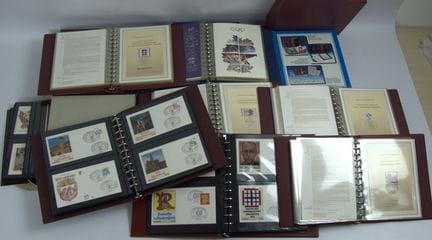 Lot FDCs in Bananenkiste. Insgesamt 9 Alben.