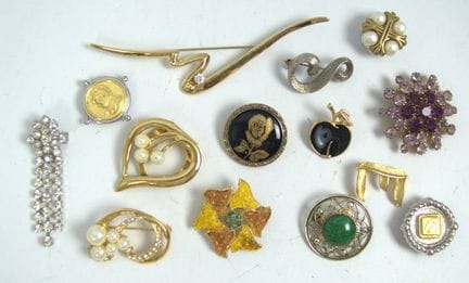 Lot of costume jewelry brooches from a liquidation