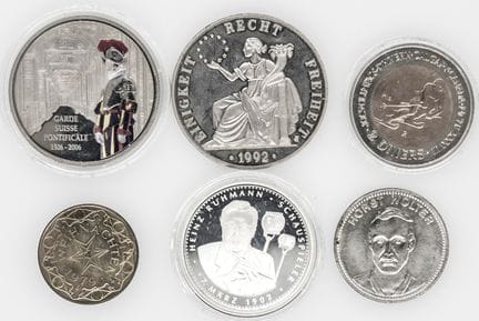Lote de monedas y medallas, entre las que se inclu