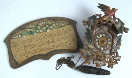 Kuckucksuhr aus Holz mit Tannenzapfen-Gewicht, sta
