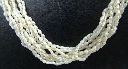 Echtperlenkette, 10-reihig, mit Silberverschluß.