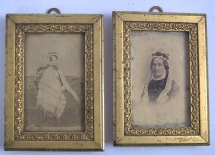 Zwei historische Fotos mit Portraits von Frauen au