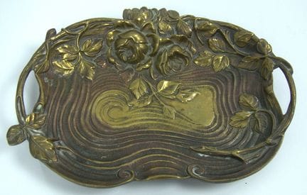 Französisches Jugendstil Bronzetablett mit Rosenre