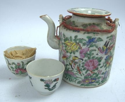 Chinesisches Teeservice aus Porzellan mt polychrom
