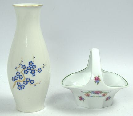 Zwei Teile Porzellan, bestehend aus Vase mit flora