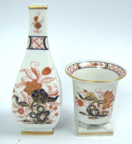 Zwei Teile japanisches Porzellan im Imari-Stil, gu