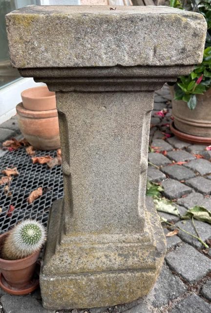 Kleine Säule aus hellem Sandstein. Gebrauchter Zus