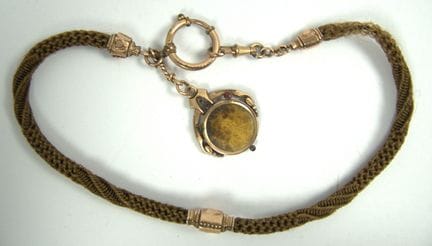 Biedermaier Uhrenkette aus Haar mit Medaillon