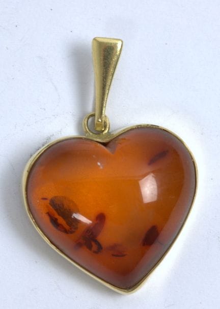 Ciondolo a forma di cuore, con ambra incastonata, 