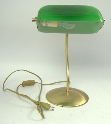 Klassische Bankerlampe mit grünem Glasschirm. Höhe