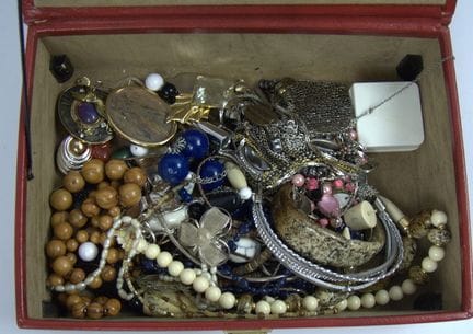 Lot di bigiotteria proveniente da liquidazione.