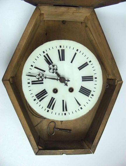 Antike französische Wanduhr vom Typ "Oeil de Boeuf