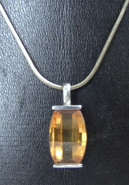 Collana con un ciondolo, su cui è inciso “argento 