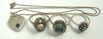 Lotto di gioielli in argento in stile Art Nouveau.