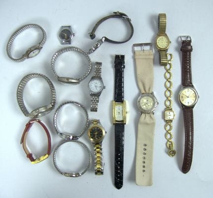 Un grande lotto di orologi provenienti da una liqu