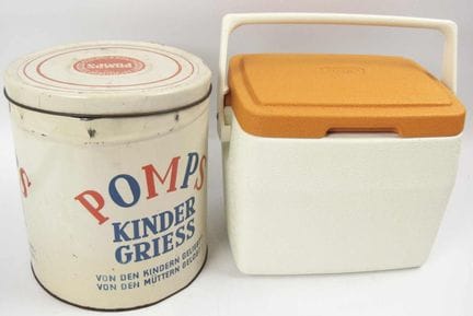 2件清仓商品，其中包括1个旧铁皮罐头盒“Pomps Kindergriess”，使用痕迹明显，高约2