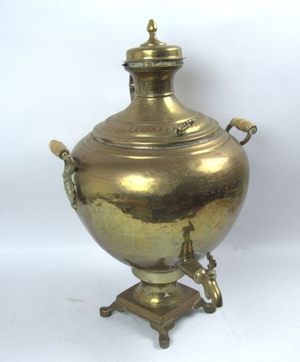 Grand samovar ancien en laiton, orné de motifs raf