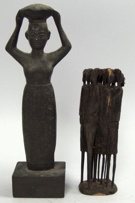 Zwei asiatische Figuren, dabei Replik der Korbträg
