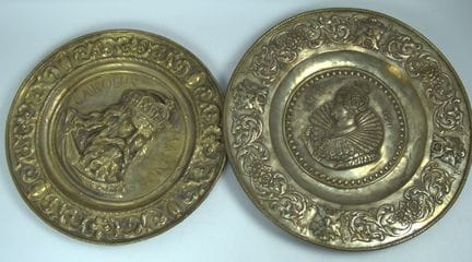 Zwei dekorative Metallteller, goldfarben, reichlic
