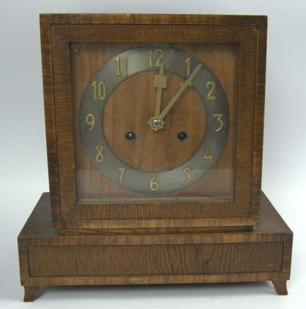 Kaminuhr im Art Deco Stil, Gehäuse aus Holz. Mit S