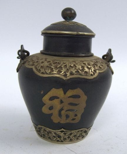 Dekorative asiatische Teedose im Chinoiserie-Stil,