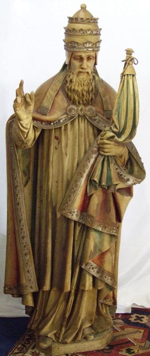 Handgeschnitzte, farbig gefasste Holzfigur eines H