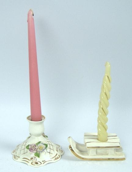Dos candelabros de porcelana: uno de la marca «Sch