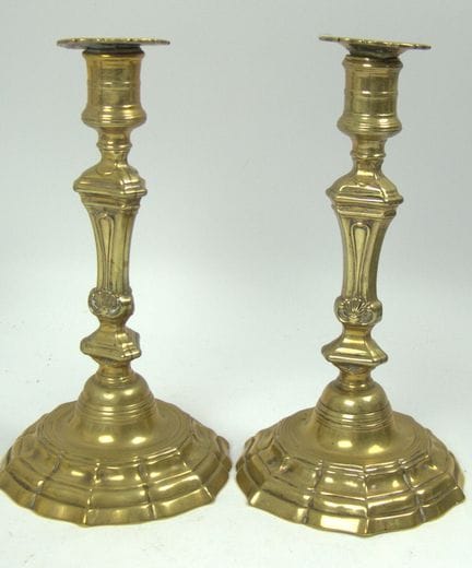 Par de candelabros barrocos de latón con tallo cur