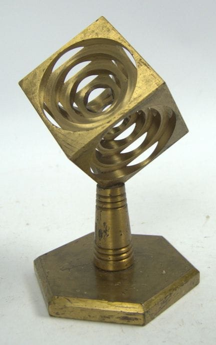 Geometrische Messing Skulptur, wohl "Turners Cube"