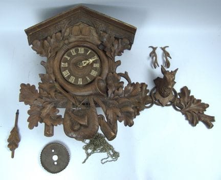 Grande orologio a cucù d'epoca, con ricchi intagli