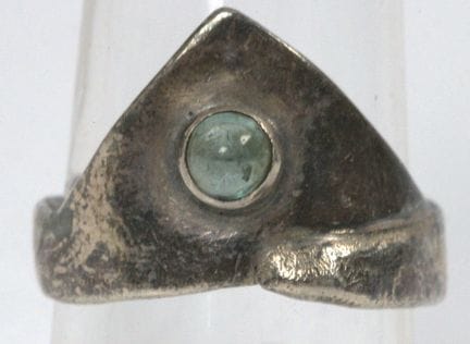 Anello in argento 925 con una piccola pietra azzur