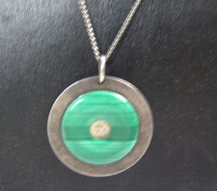 Collana con ciondolo, con una malachite incastonat