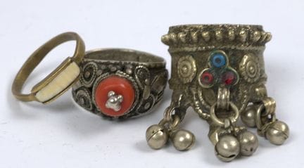 Lot Nomadenschmuck aus Metall und Koralle.